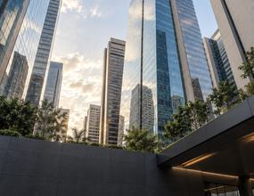 Prédio corporativo contemporâneo